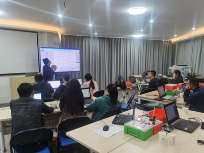 九江市教育技術(shù)和裝備發(fā)展中心組織開(kāi)展創(chuàng)客機(jī)器人教育種子教師培訓(xùn)